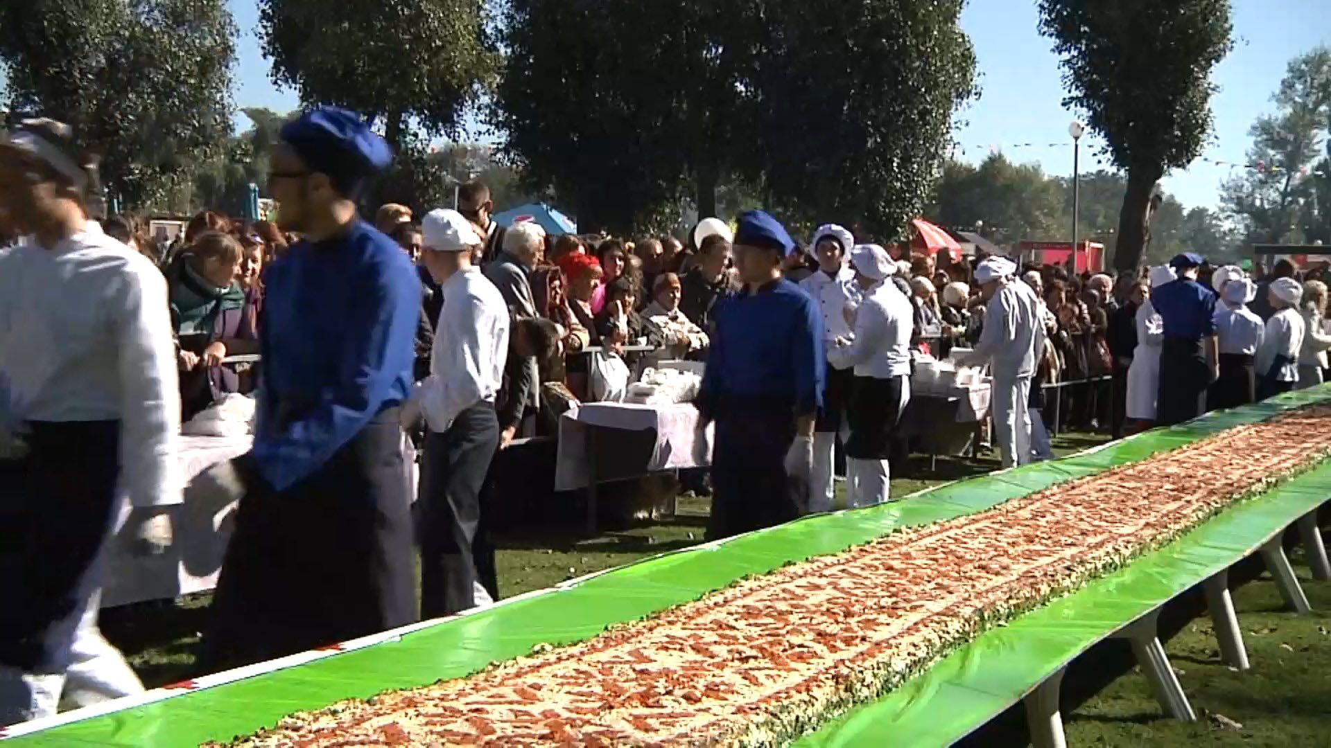 В Запорожье на день города установили вкусный рекорд: фото В Запорожье на день города установили вкусный рекорд: фото