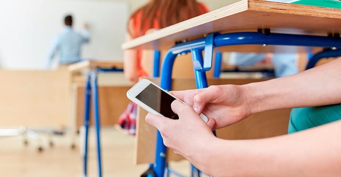 У Німеччині хочуть заборонити дітям користуватися телефоном у школі