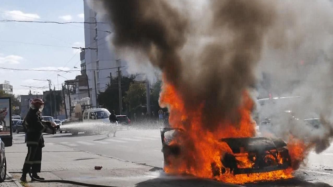 Mercedes сгорел дотла в центре Хмельницкого: фото, видео 