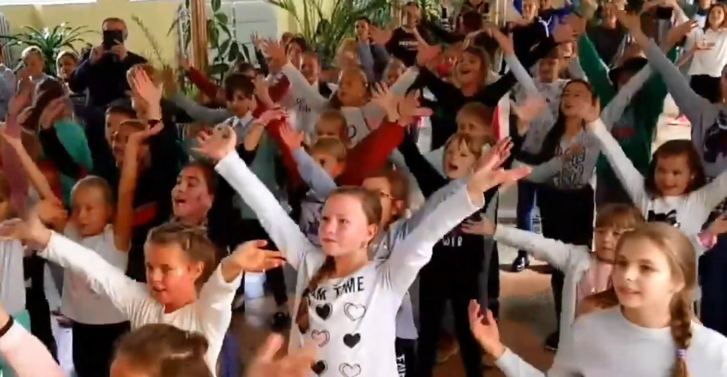 На Тернопільщині директорка школи запалює учнів танцями: неймовірне відео