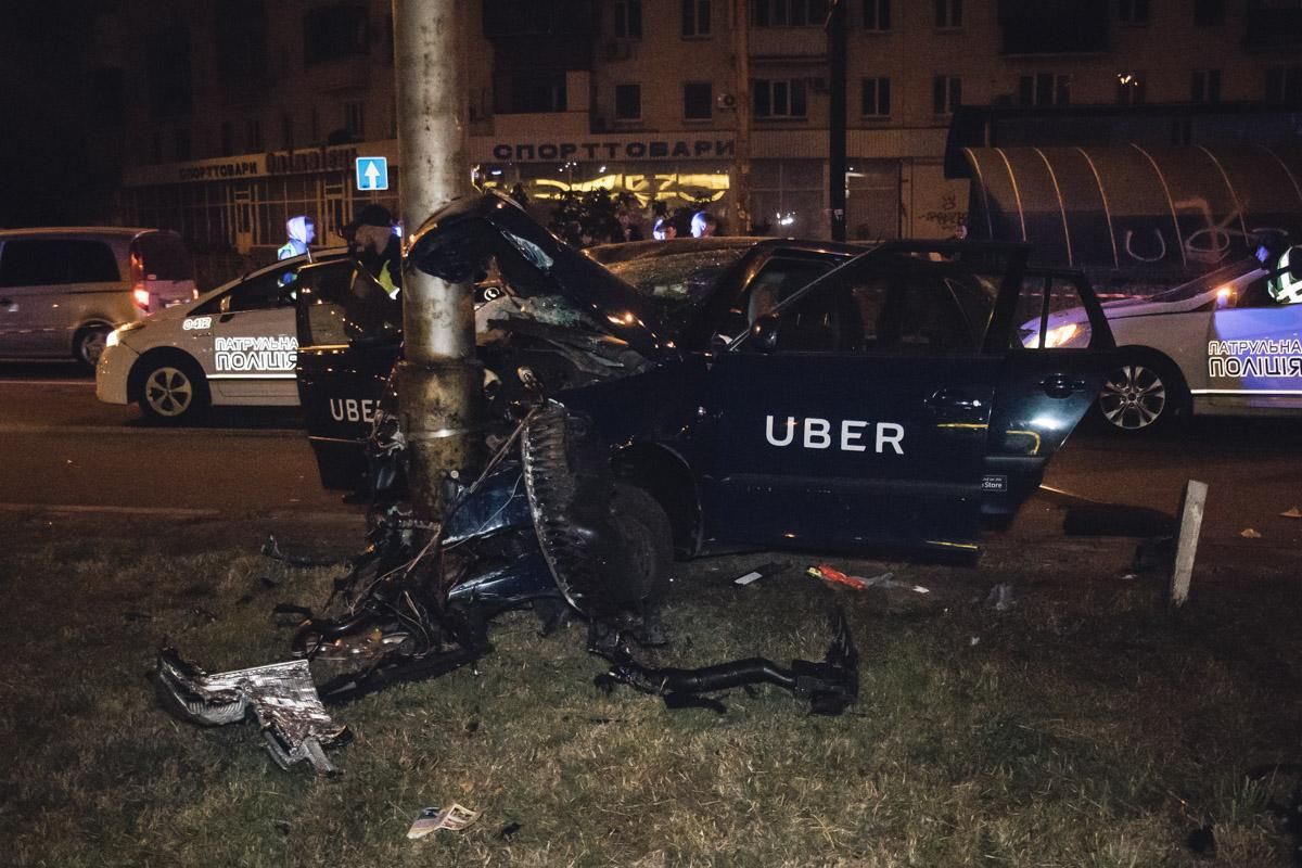 Таксі Uber влетіло у стовп у Києві: пасажир у реанімації – фото та відео