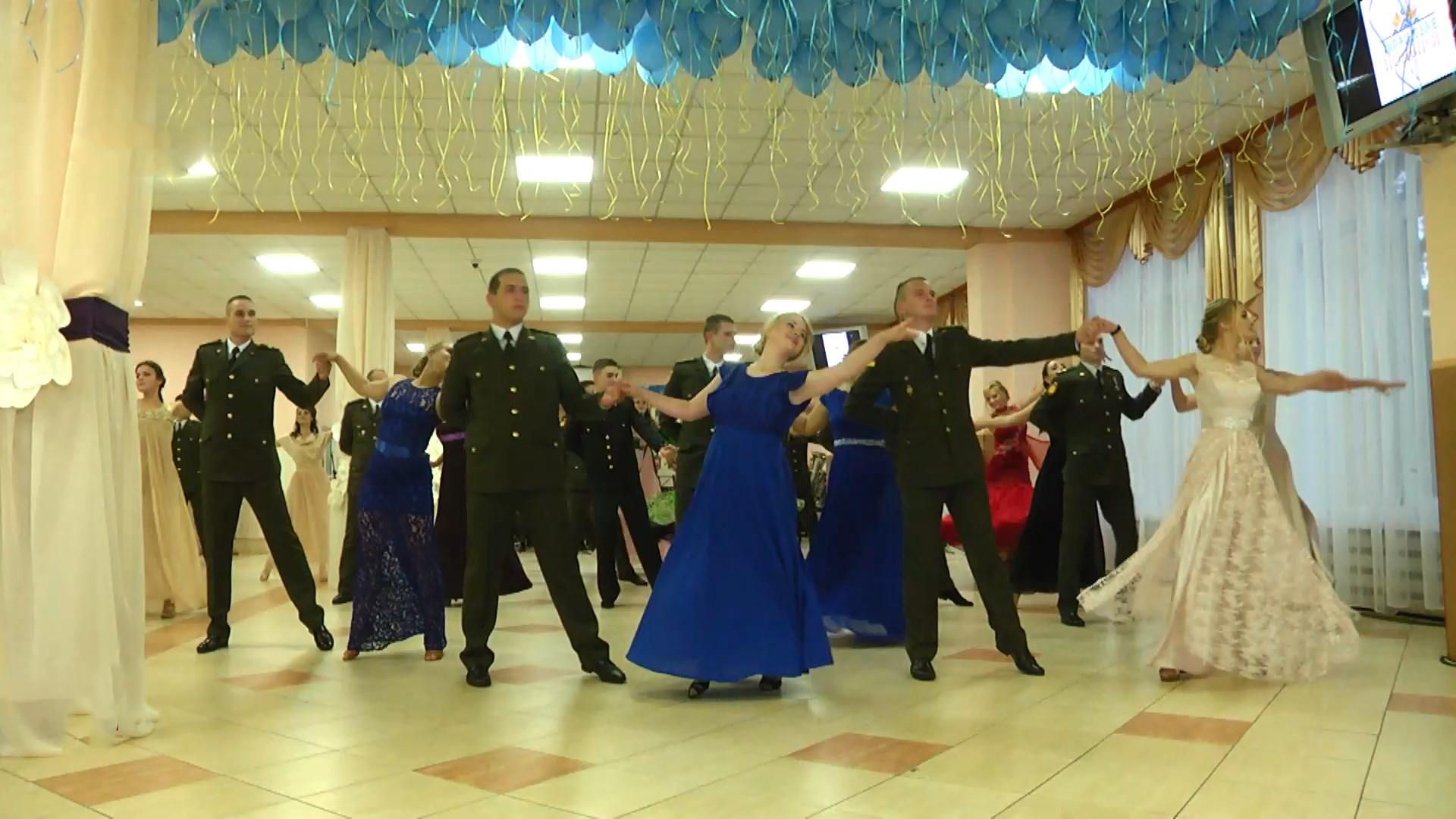 Вместо выстрелов – музыка оркестра: во Львове провели бал для военных