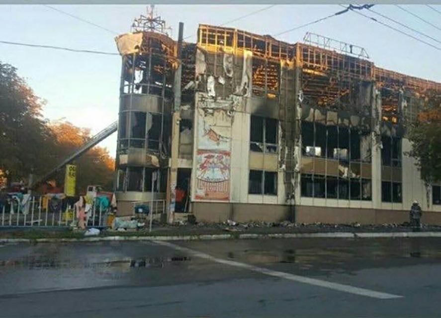 На Луганщині вщент згорів торговий центр, окупанти відмовчуються: фото