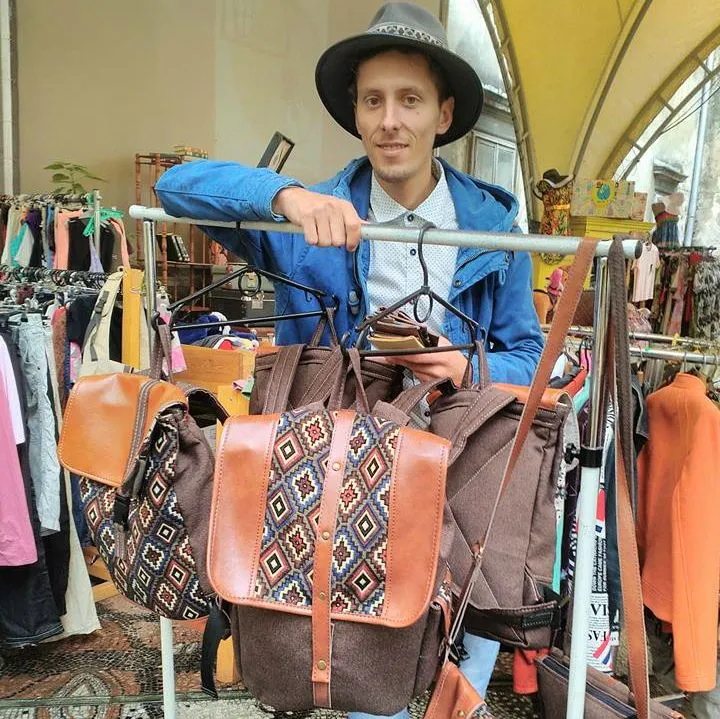 Сашко Горонді шиє рюкзаки Сашко Горонді шиє рюкзаки