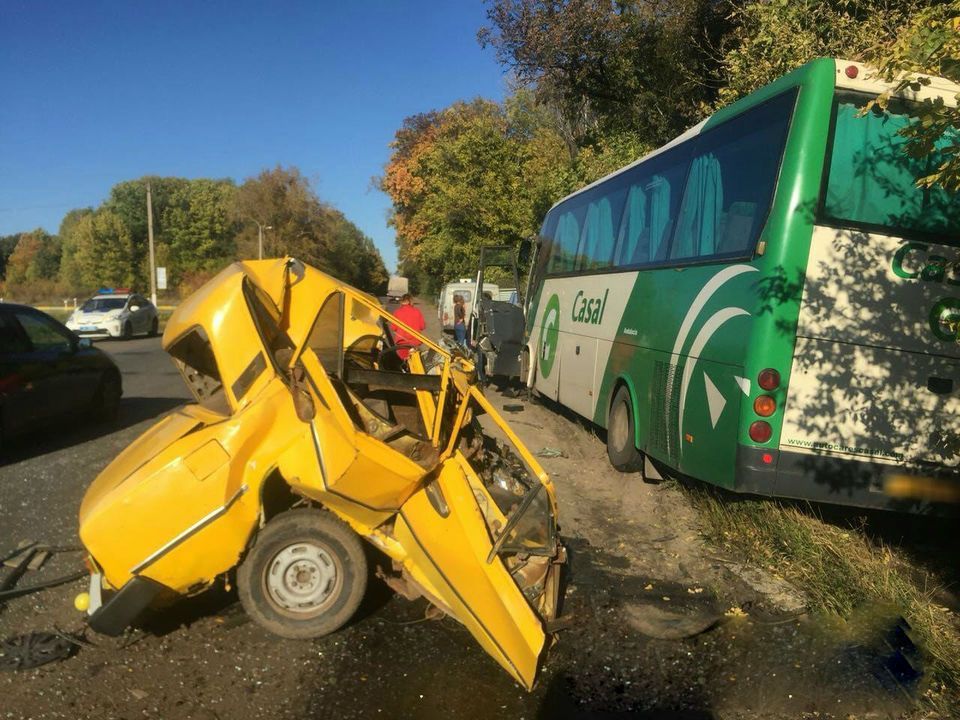 На Харьковщине водитель легковушки протаранил автобус и погиб на месте