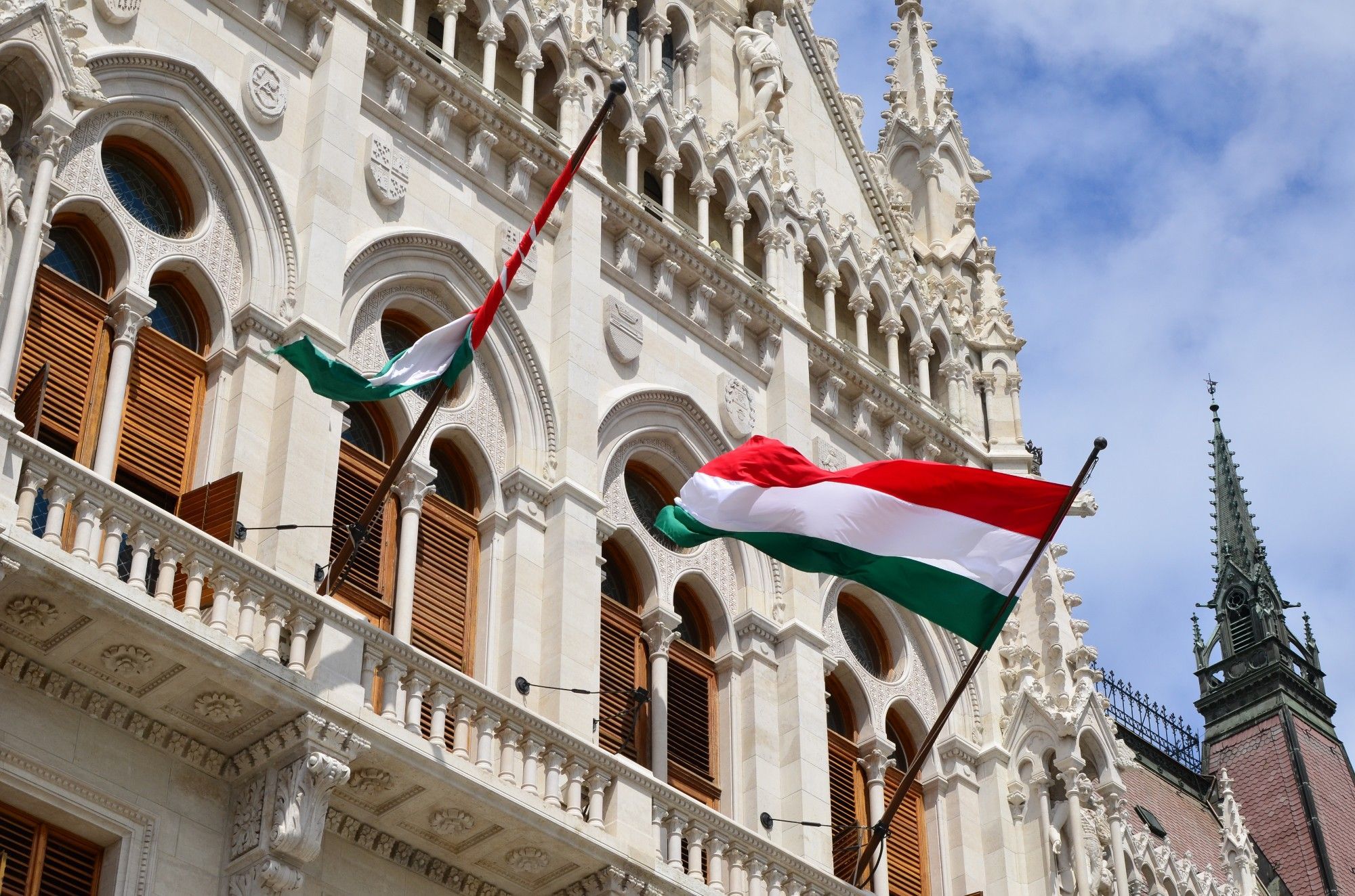 Скандал із угорськими паспортами: висланий Будапештом дипломат повернувся в Україну