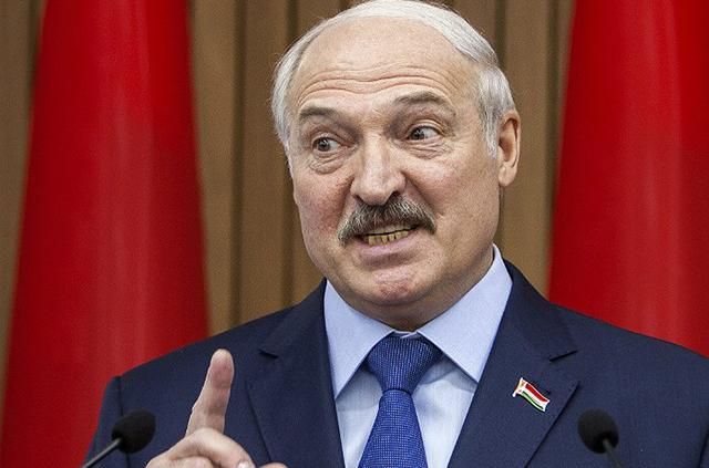Из Украины в Беларусь поступает много нелегального оружия, – Лукашенко