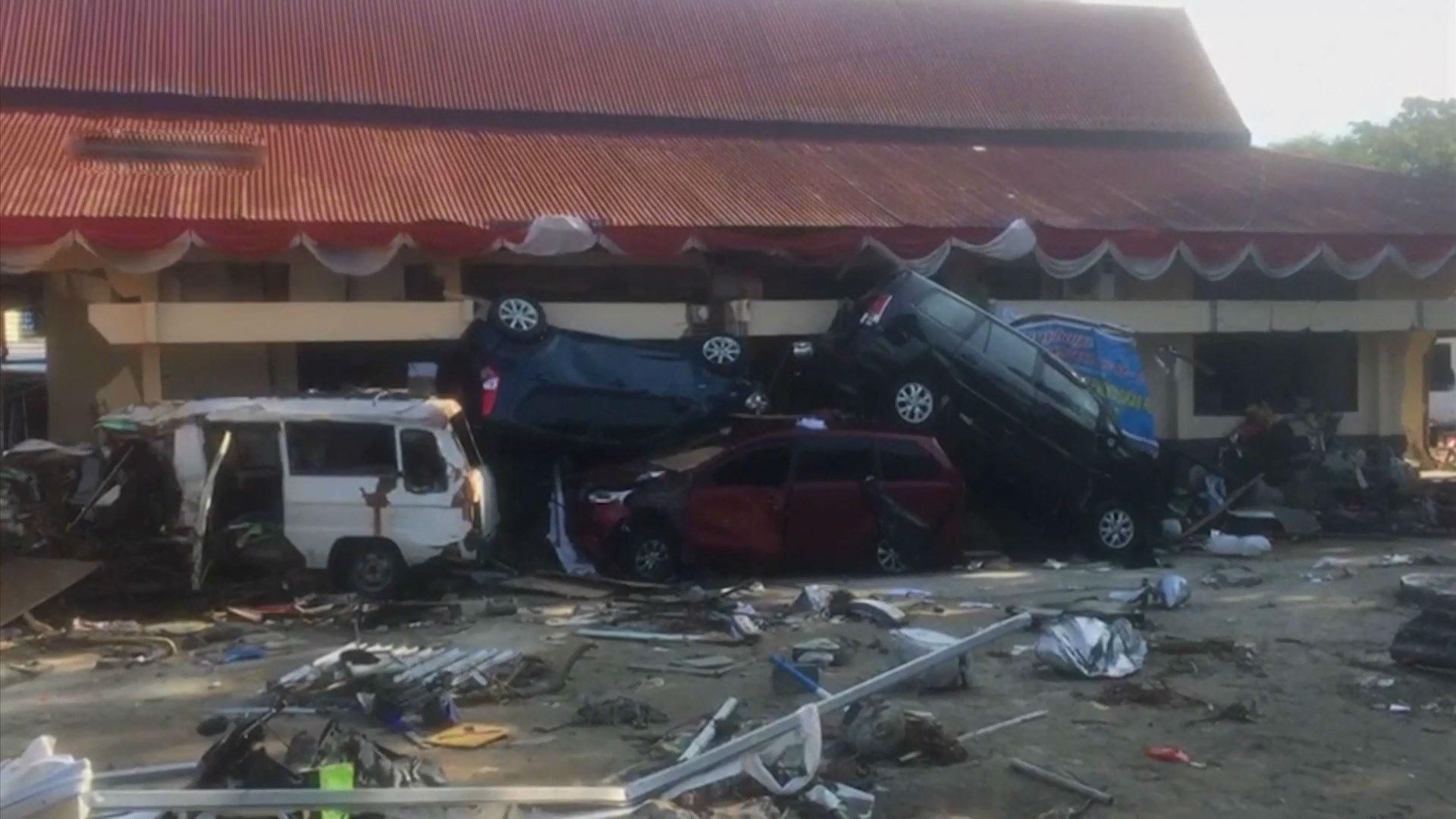 Землетрус та цунамі в Індонезії: влада припинила пошуки жертв Землетрус та цунамі в Індонезії: влада припинила пошуки жертв