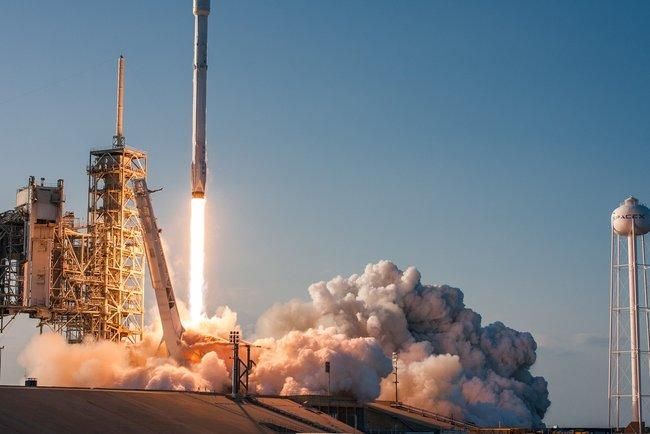 Ракета Илона Маска успешно совершила полет в космос: невероятные фото и видео