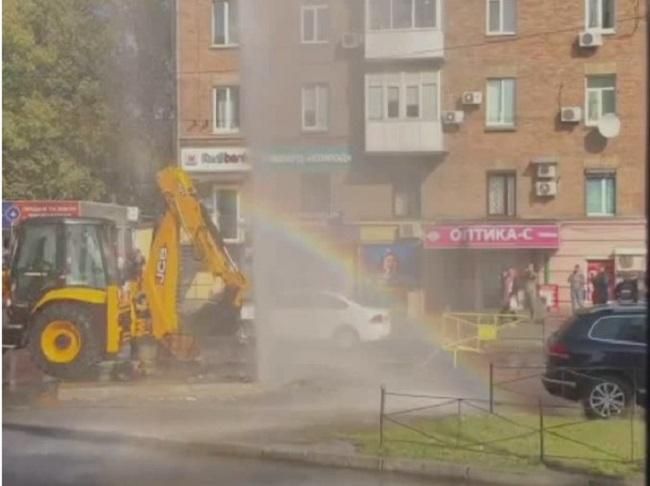 "Акція від водоканалу": у Києві крізь асфальт прорвався фонтан "Акція від водоканалу": у Києві крізь асфальт прорвався фонтан