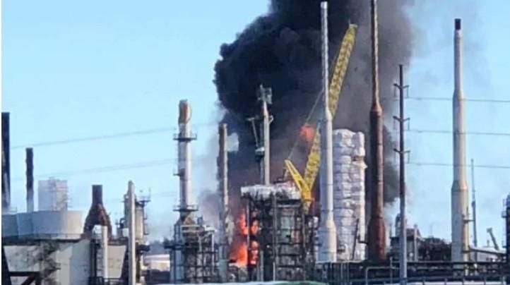 В Канаде на нефтеперерабатывающем заводе произошел мощный взрыв: фото и видео