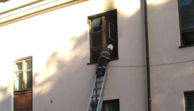 В Кривом Роге загорелся Дворец культуры, один человек погиб В Кривом Роге загорелся Дворец культуры, один человек погиб