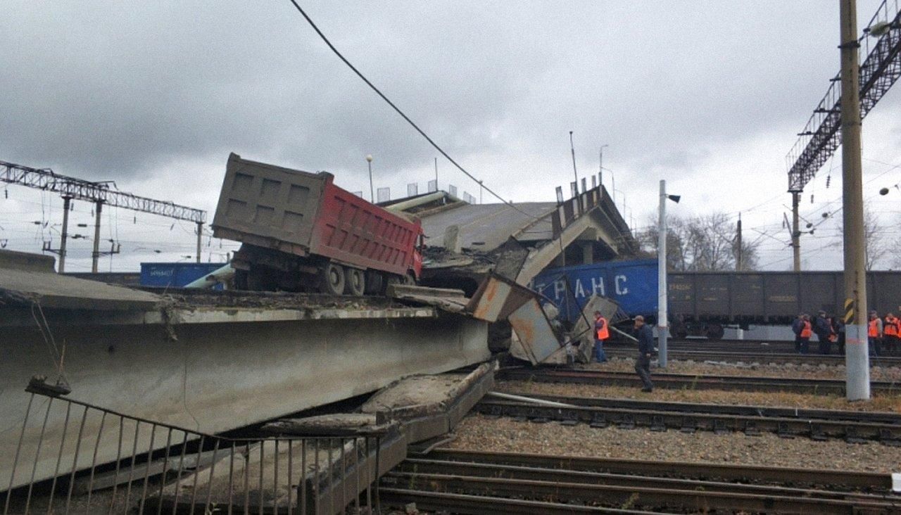В России мост обвалился на железнодорожные пути: фото и видео