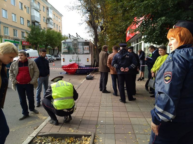 У Росії тролейбус в'їхав у зупинку з людьми: є загиблі