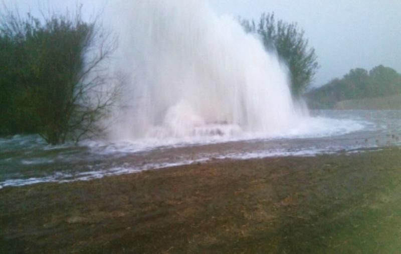 Жителі Чернівців залишилися без води через масштабний прорив труби: відео