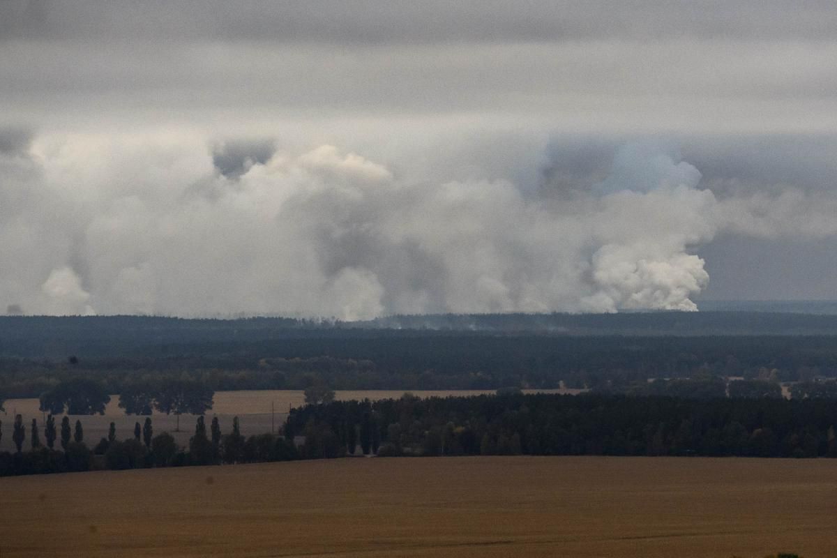 Вибухи боєприпасів в Ічні: у Генштабі заявляють про початок гасіння пожежі Вибухи боєприпасів в Ічні: у Генштабі заявляють про початок гасіння пожежі