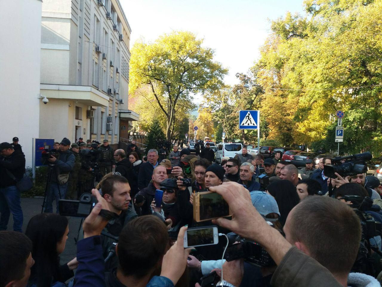 Знайти та покарати: під будівлею МВС представники С14 вимагають розслідувати замах на Мазура Знайти та покарати: під будівлею МВС представники С14 вимагають розслідувати замах на Мазура