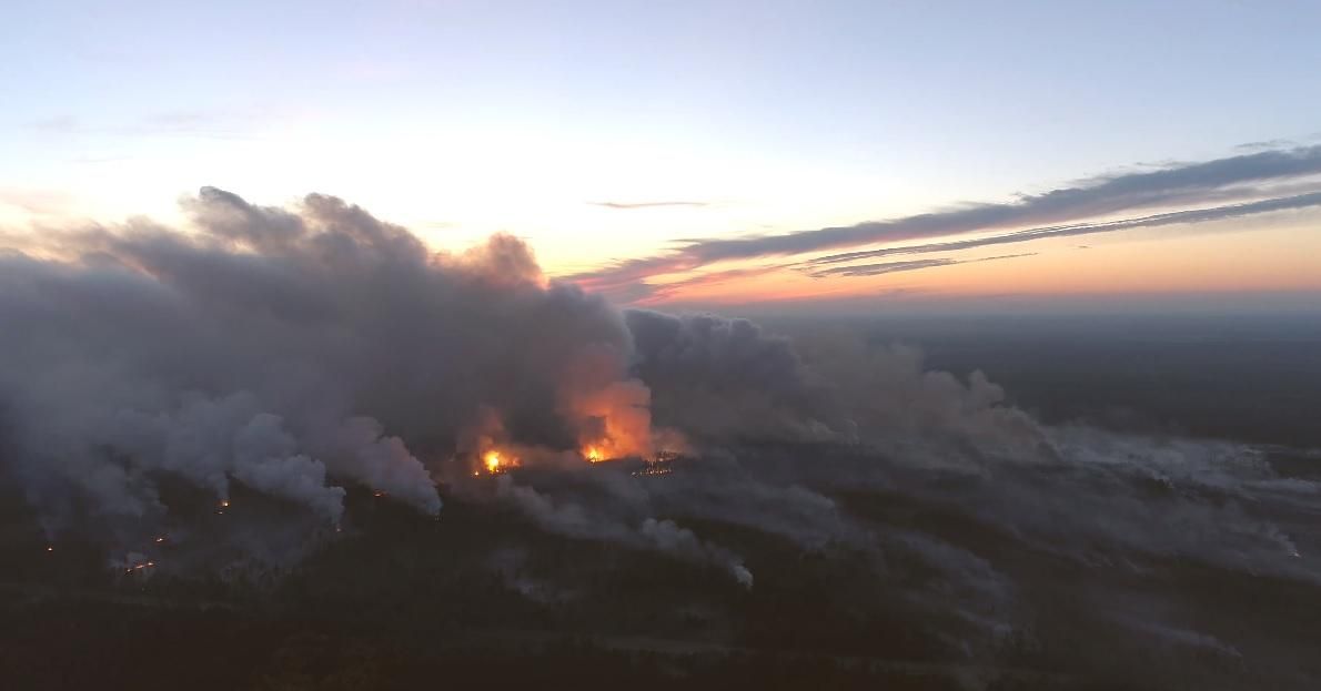Вибухи та масштабну пожежу на складах біля Ічні зняли з висоти: шокуюче відео