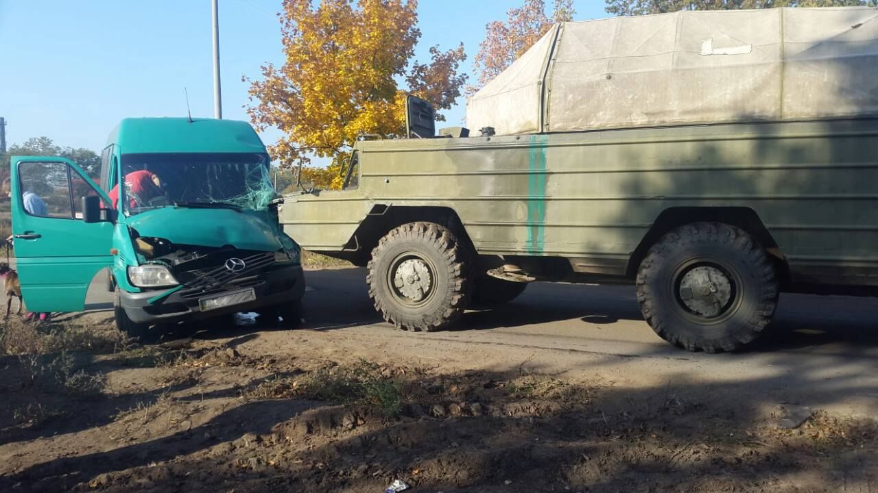 На Днепропетровщине военная машина столкнулась с маршруткой: фото