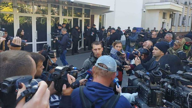 В результате столкновений у здания МВД в Киеве журналистку облили кефиром