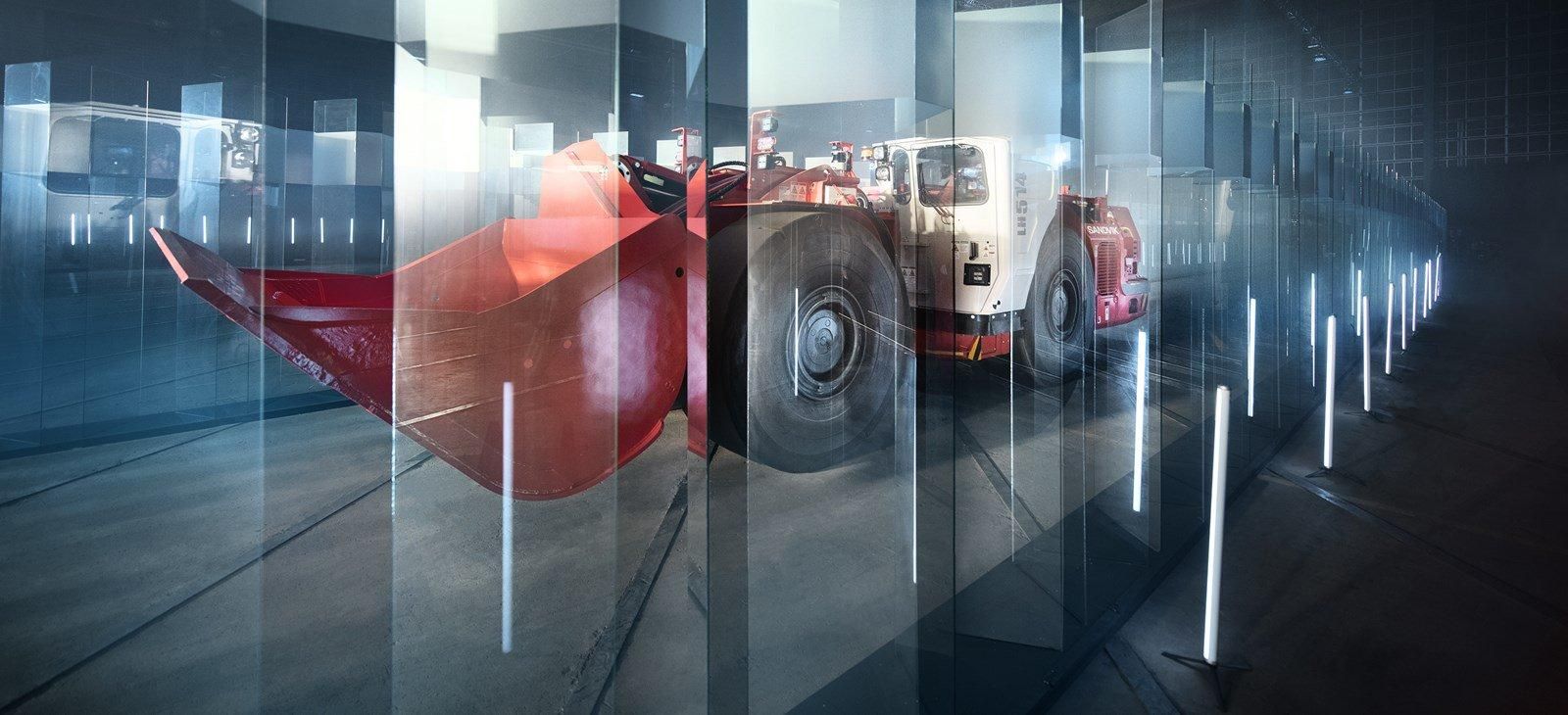 38-тонний автономний навантажувач Sandvik загнали у скляний лабіринт задля перевірки 38-тонний автономний навантажувач Sandvik загнали у скляний лабіринт задля перевірки