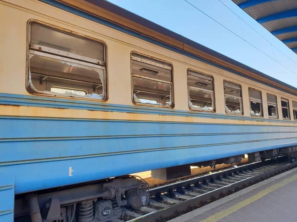 Вандали розтрощили вагон електрички "Фастів – Київ": шокуючі фото Вандали розтрощили вагон електрички "Фастів – Київ": шокуючі фото
