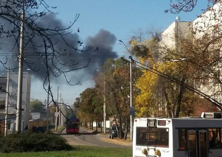 Над Киевом столб черного дыма: на местном заводе произошел пожар – фото