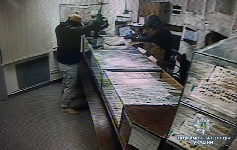 Ограбление столичной ювелирки: полиция задержала одного из нападавших Ограбление столичной ювелирки: полиция задержала одного из нападавших