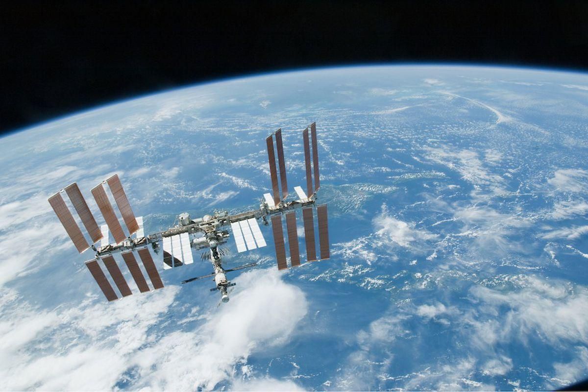 Як Міжнародна космічна станція рухається на фоні Сонця – цікавий знімок 