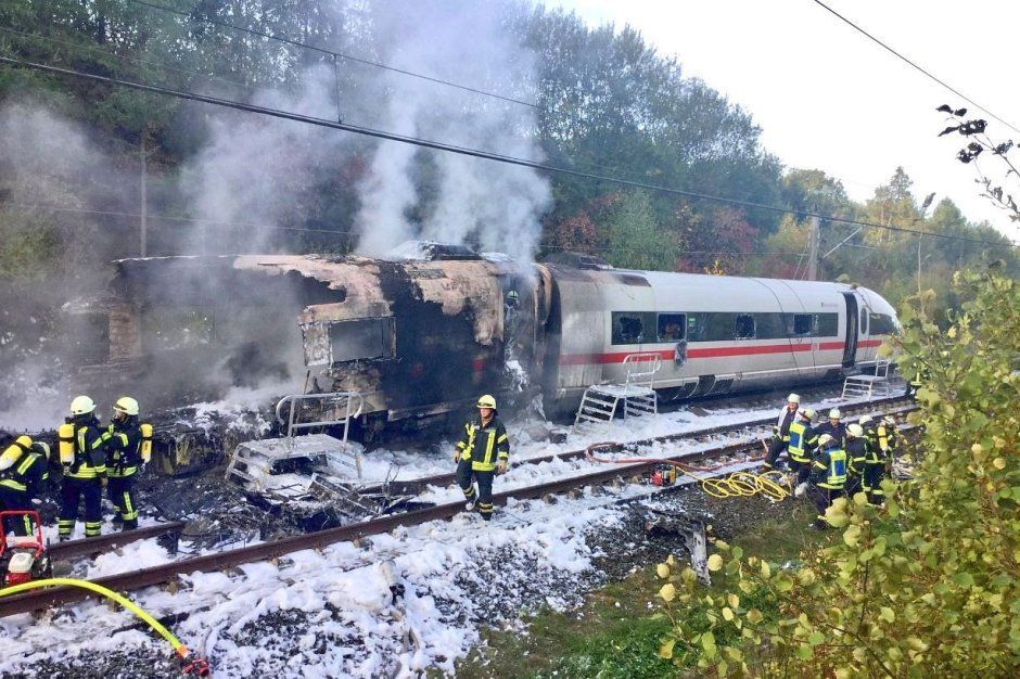 В Германии во время движения загорелся поезд, эвакуировали более 500 человек: фото и видео