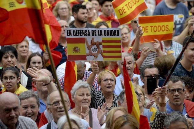 В Барселоне прошли многотысячные марши против отсоединения от Испании В Барселоне прошли многотысячные марши против отсоединения от Испании