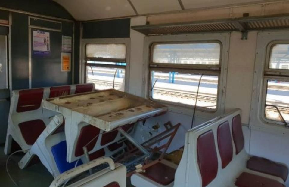 Поліція затримала вандалів, що розтрощили вагон електрички "Фастів – Київ" Поліція затримала вандалів, що розтрощили вагон електрички "Фастів – Київ"