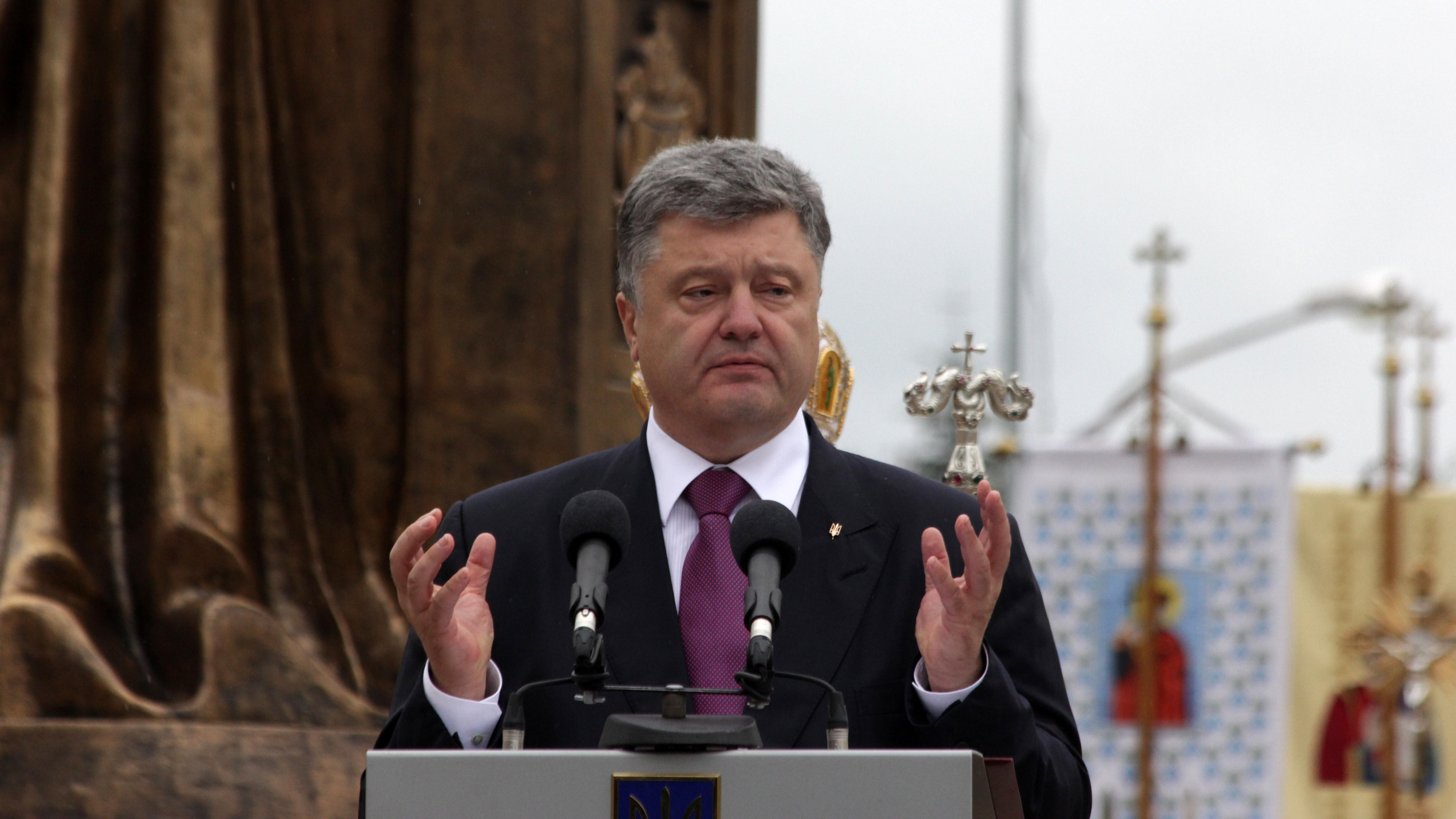 Совместно помолиться за Украину Порошенко обратился к украинцам 
