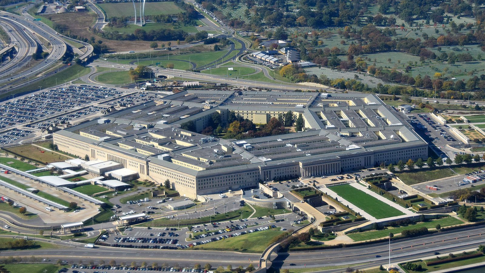 Базу данных Пентагона взломали: какая информация оказалась под угрозой