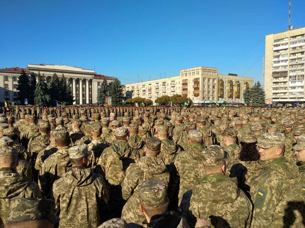 В Житомире прошел парад военной техники: эффектные фото и видео