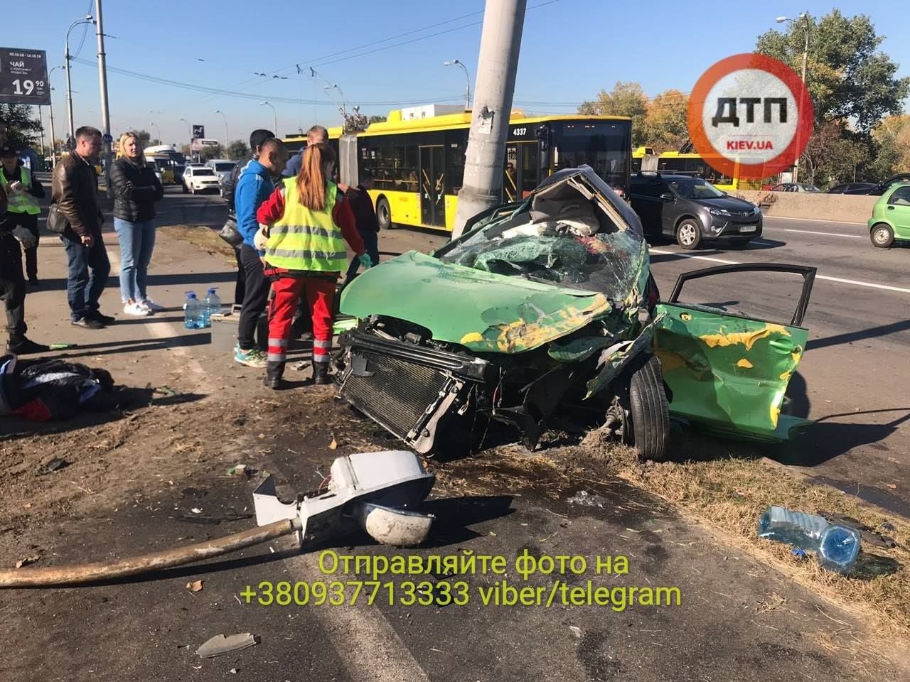 Смертельна ДТП посеред дня у Києві: легковик розбився об стовп (18+) Смертельна ДТП посеред дня у Києві: легковик розбився об стовп (18+)