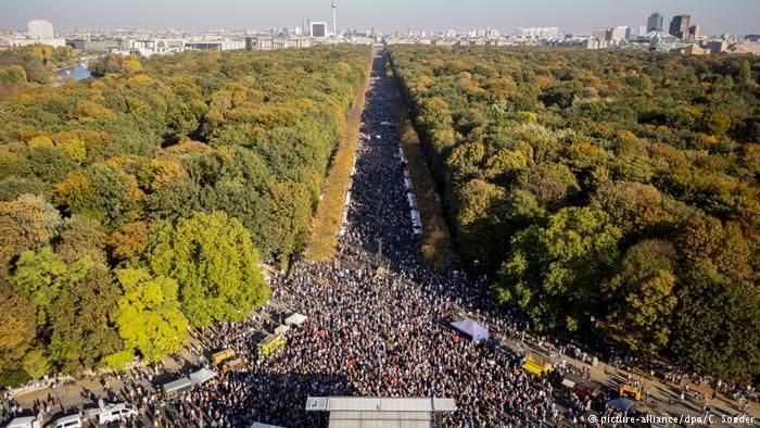 В Берлине прошел массовый митинг против расизма: яркие фото и видео