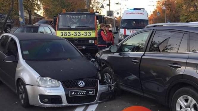 Иностранный дипломат попал в ДТП в Киеве: опубликованы фото Иностранный дипломат попал в ДТП в Киеве: опубликованы фото