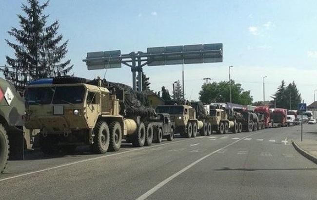 На окупованому Донбасі зафіксували колону вантажівок поблизу кордону з РФ