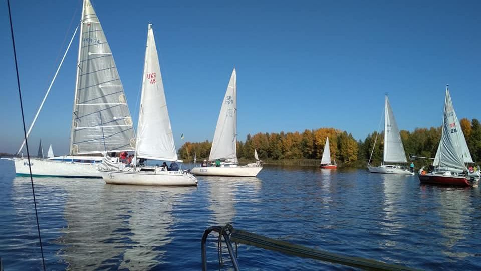 У Києві тривають видовищні вітрильні перегони: цікаве відео У Києві тривають видовищні вітрильні перегони: цікаве відео