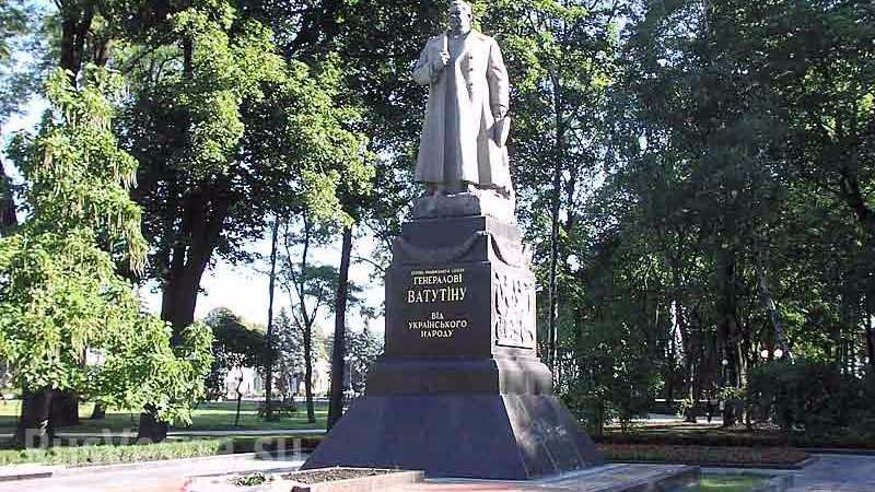 Націоналісти хотіли знести відомий пам'ятник в Києві: відео