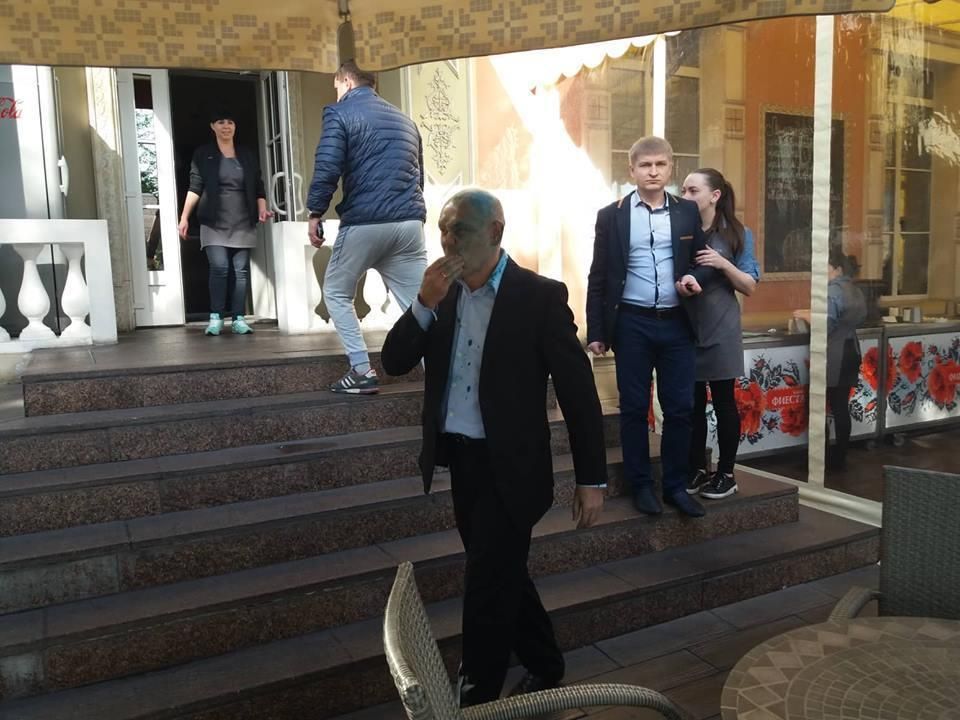 У Запоріжжі облили зеленкою відомого любителя "русского міра": фото У Запоріжжі облили зеленкою відомого любителя "русского міра": фото