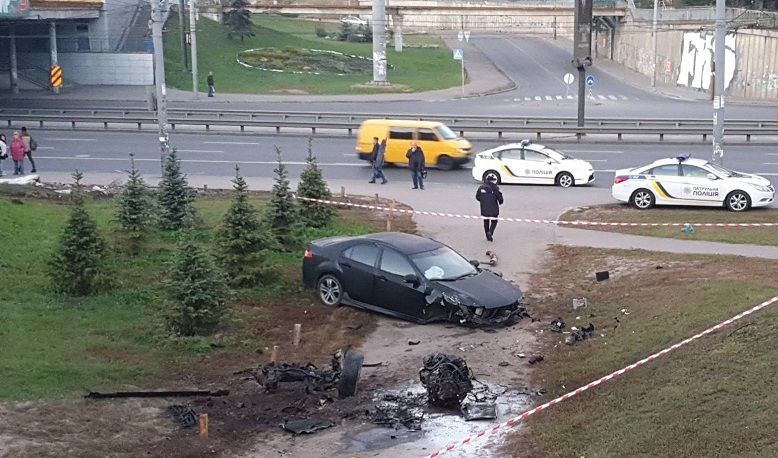 "Словно после авиакатастрофы": в Киеве машина сорвалась с моста, от удара вылетел двигатель