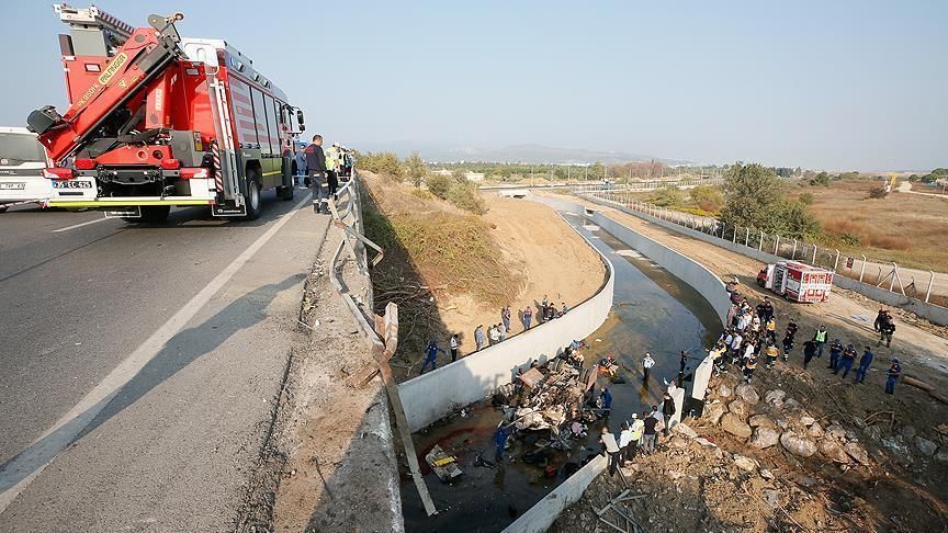У Туреччині вантажівка впала з мосту: багато загиблих та постраждалих