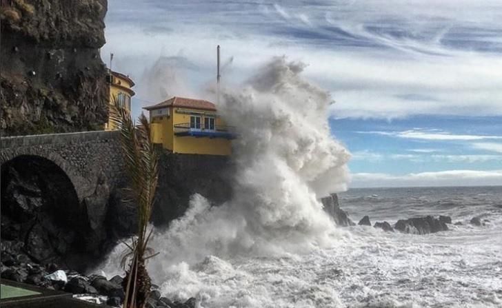 Ураган "Лесли" бушует в Португалии: впечатляющие фото и видео многометровых волн