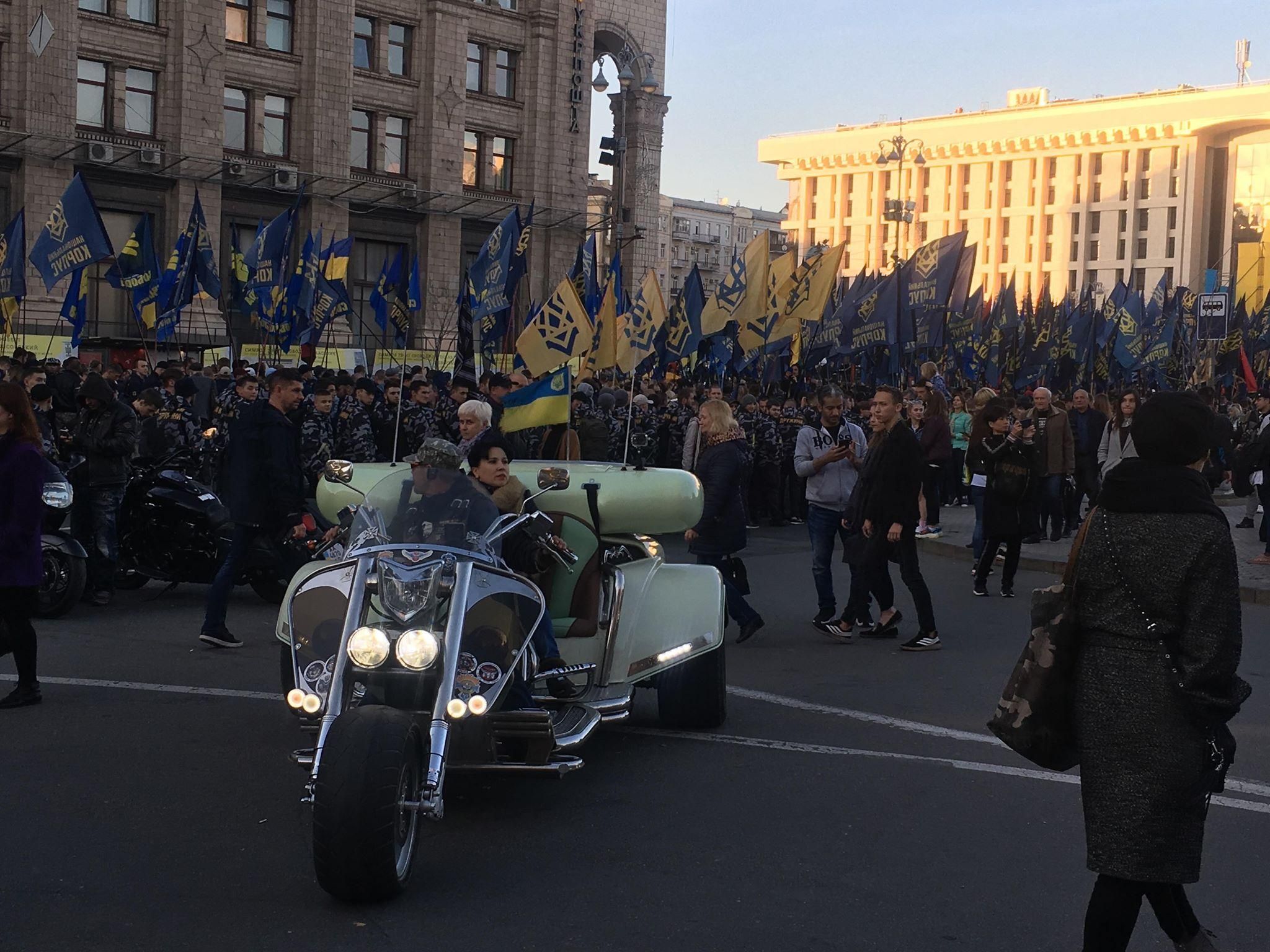 На молебен в Киеве людей привозили автобусами: фотодоказательство