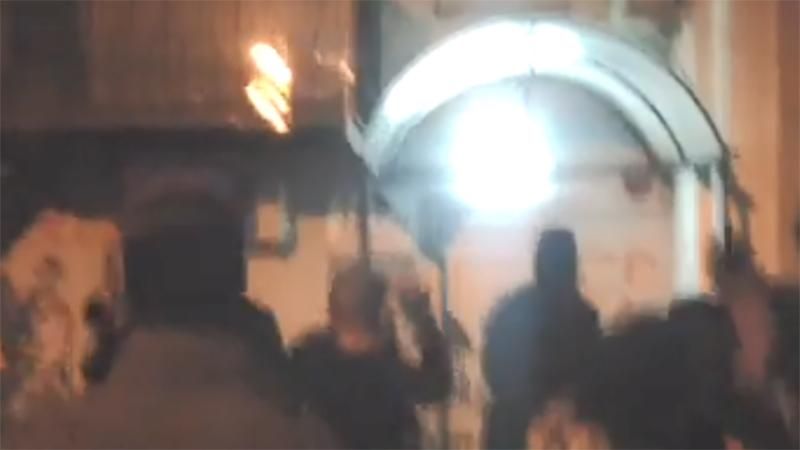 "Поверни політв'язнів, путінська с*ко": "офіс Медведчука" атакували націоналісти у Києві "Поверни політв'язнів, путінська с*ко": "офіс Медведчука" атакували націоналісти у Києві