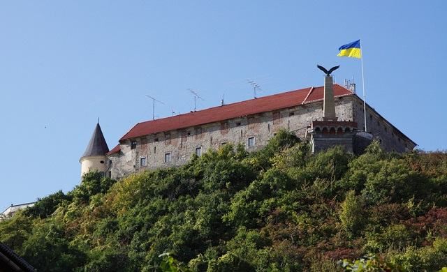 Символ Венгрии хотят изменить на герб Украины на замке в Мукачево Символ Венгрии хотят изменить на герб Украины на замке в Мукачево