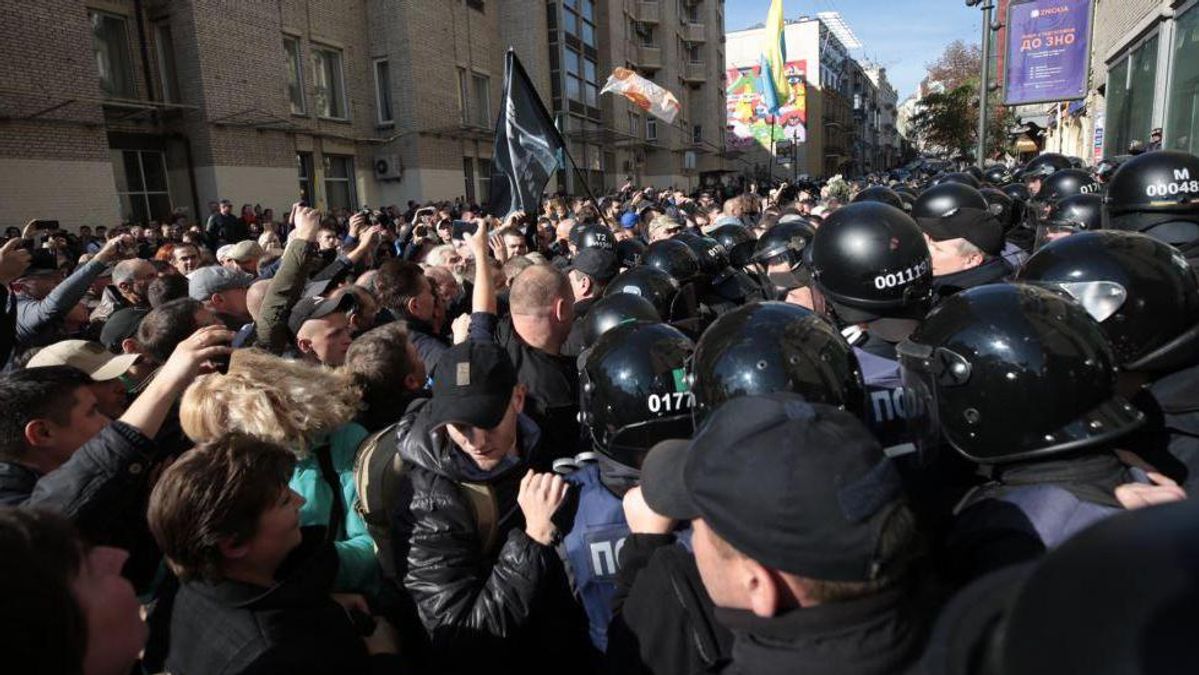 Побили так, що аж осліп, – ветеран АТО про свавілля правоохоронців через намет (18+)
