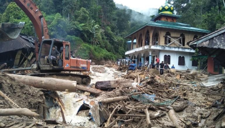 Понад 10 учнів загинули внаслідок смертельної повені у Індонезії
